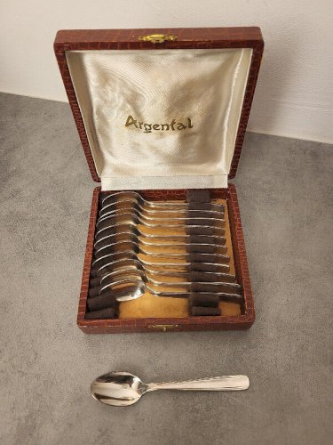 SERIE DE 12 PETITES CUILLERES EN METAL ARGENTE EN BOITE ARGENTAL