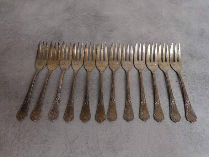SERIE DE 12 PETITES FOURCHETTES EN METAL ARGENTE