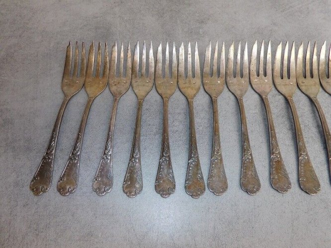 SERIE DE 12 PETITES FOURCHETTES EN METAL ARGENTE