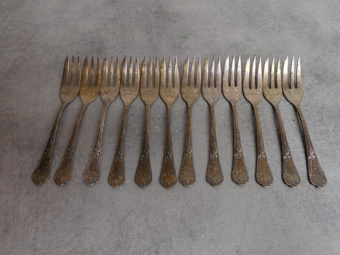SERIE DE 12 PETITES FOURCHETTES EN METAL ARGENTE