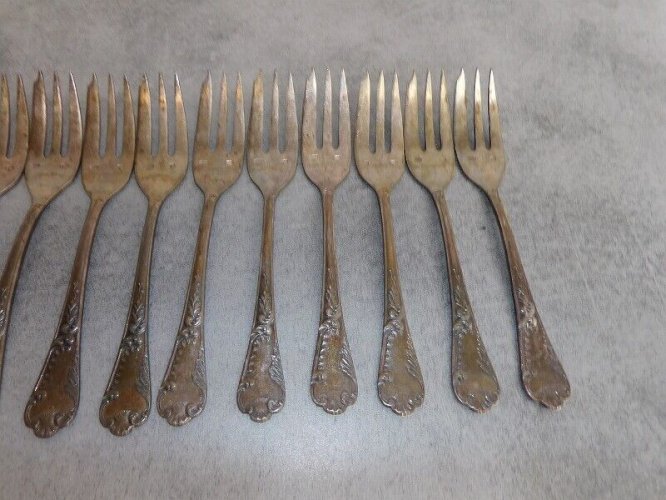 SERIE DE 12 PETITES FOURCHETTES EN METAL ARGENTE