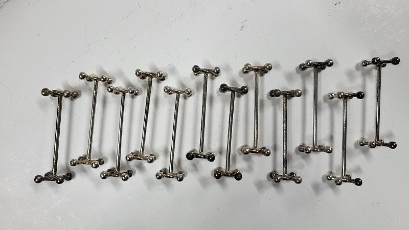 SERIE DE 12 PORTE COUTEAUX ANCIENS N° 1