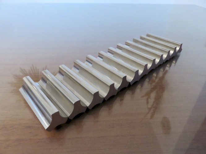 SERIE DE 12 PORTE COUTEAUX DESIGN EN ACIER INOXYDABLE MASSIF ANNEES 70 80