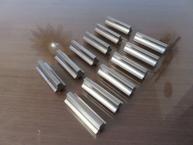 SERIE DE 12 PORTE COUTEAUX DESIGN EN ACIER INOXYDABLE MASSIF ANNEES 70 80