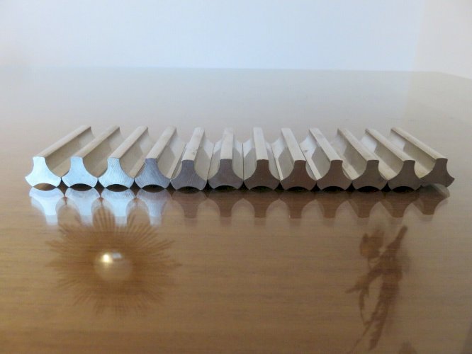 SERIE DE 12 PORTE COUTEAUX DESIGN EN ACIER INOXYDABLE MASSIF ANNEES 70 80