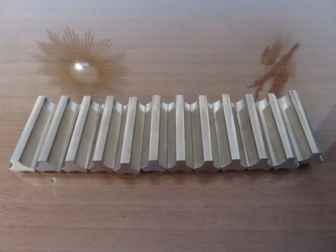 SERIE DE 12 PORTE COUTEAUX DESIGN EN ACIER INOXYDABLE MASSIF ANNEES 70 80
