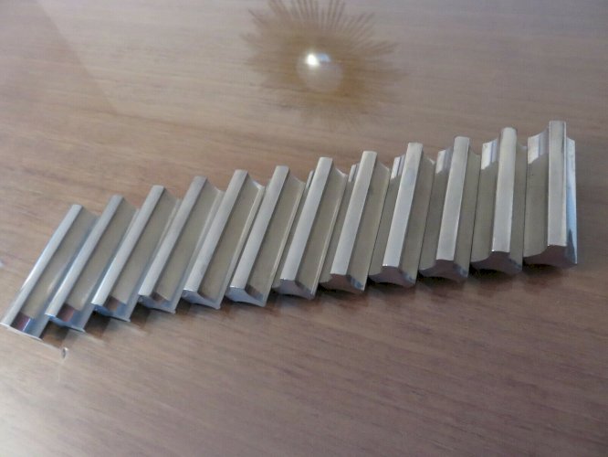 SERIE DE 12 PORTE COUTEAUX DESIGN EN ACIER INOXYDABLE MASSIF ANNEES 70 80