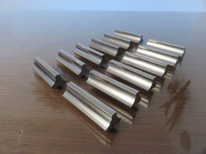 SERIE DE 12 PORTE COUTEAUX DESIGN EN ACIER INOXYDABLE MASSIF ANNEES 70 80
