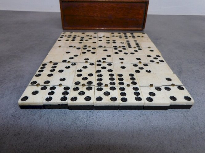 SERIE DE 28 DOMINOS ANCIENS EN BOITE