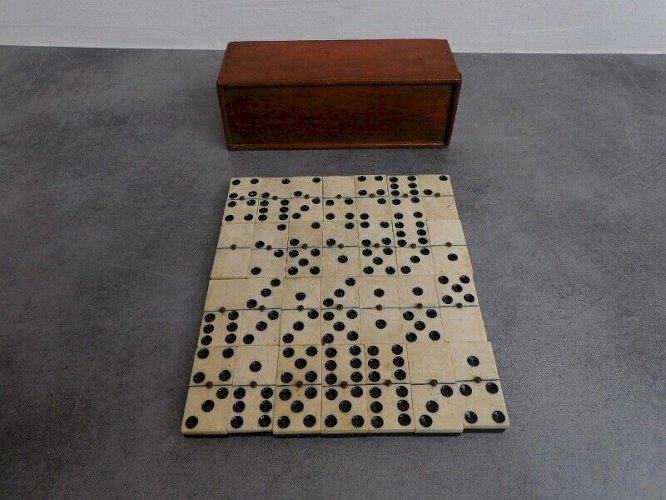 SERIE DE 28 DOMINOS ANCIENS EN BOITE