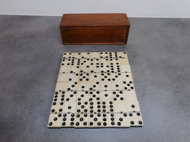 SERIE DE 28 DOMINOS ANCIENS EN BOITE