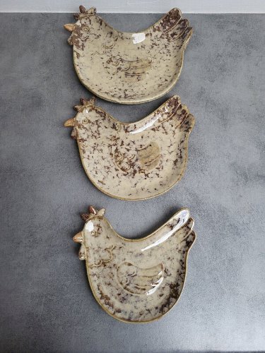 SERIE DE 3 PLATS EN FORME DE POULE SIGNE ATHEZZA EN GRES VERNISSE