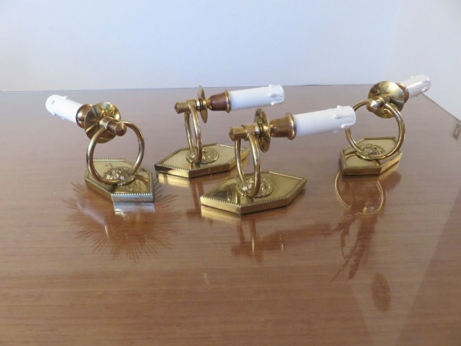 SERIE DE 4 APPLIQUES ART DECO  AUX LIONS  EN LAITON MASSIF DORE 