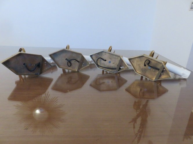 SERIE DE 4 APPLIQUES ART DECO  AUX LIONS  EN LAITON MASSIF DORE 
