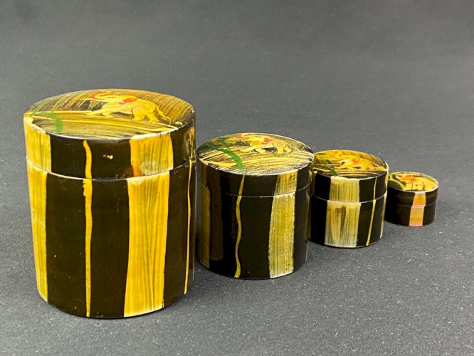 Série de 4 boites gigognes en bois peint à décor d'éléphants