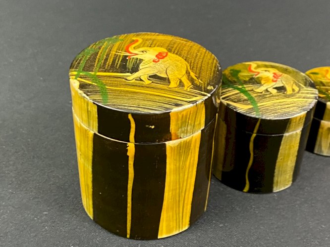 Série de 4 boites gigognes en bois peint à décor d'éléphants