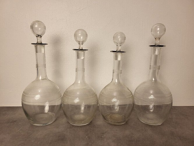 SERIE DE 4 CARAFES ANCIENNES