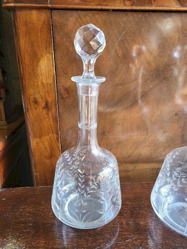 SERIE DE 4 CARAFES EN CRISTAL CISELE AVEC LEURS BOUCHONS