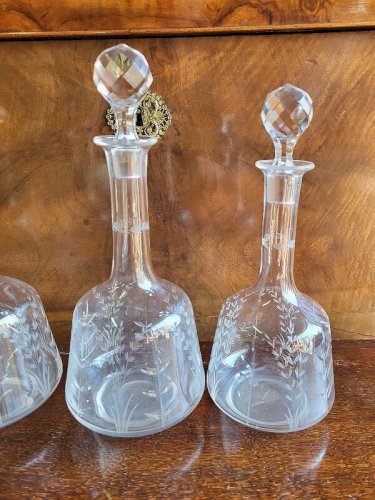 SERIE DE 4 CARAFES EN CRISTAL CISELE AVEC LEURS BOUCHONS