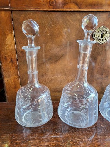 SERIE DE 4 CARAFES EN CRISTAL CISELE AVEC LEURS BOUCHONS