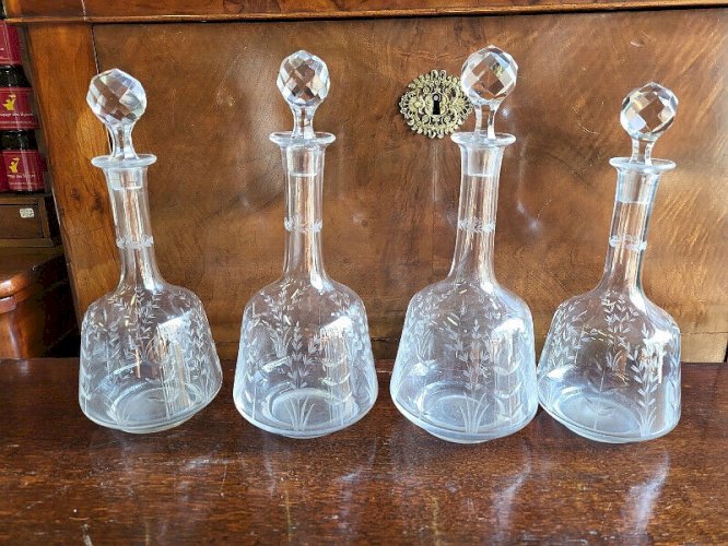 SERIE DE 4 CARAFES EN CRISTAL CISELE AVEC LEURS BOUCHONS
