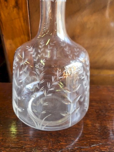 SERIE DE 4 CARAFES EN CRISTAL CISELE AVEC LEURS BOUCHONS