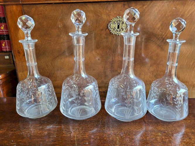 SERIE DE 4 CARAFES EN CRISTAL CISELE AVEC LEURS BOUCHONS