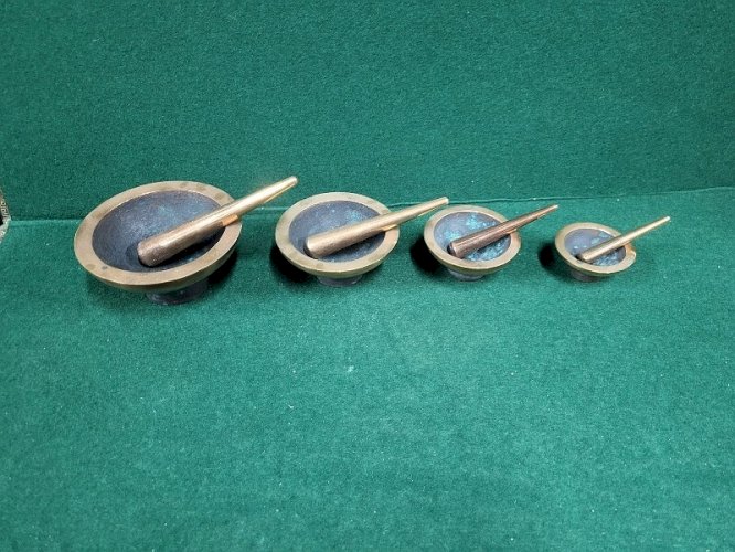 SERIE DE 4 MORTIERS EN BRONZE AVEC LEURS PILONS N°7