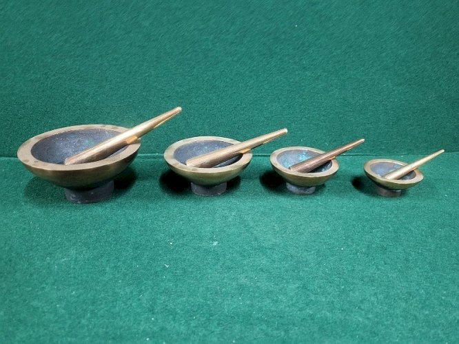 SERIE DE 4 MORTIERS EN BRONZE AVEC LEURS PILONS N°7