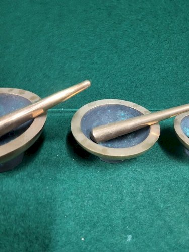 SERIE DE 4 MORTIERS EN BRONZE AVEC LEURS PILONS N°7