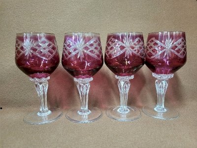 SERIE DE 4 VERRES A EAU ROUGE EN VERRE CISELE