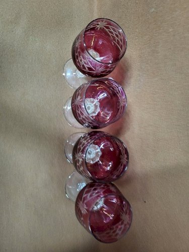 SERIE DE 4 VERRES A EAU ROUGE EN VERRE CISELE