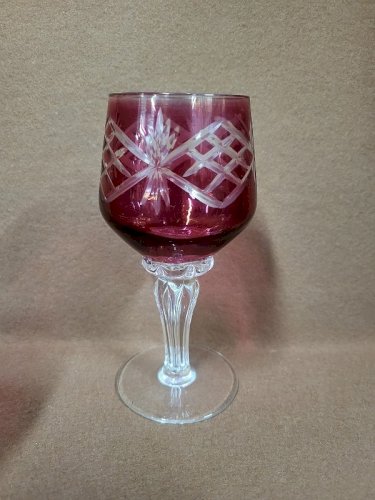 SERIE DE 4 VERRES A EAU ROUGE EN VERRE CISELE