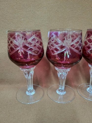 SERIE DE 4 VERRES A EAU ROUGE EN VERRE CISELE