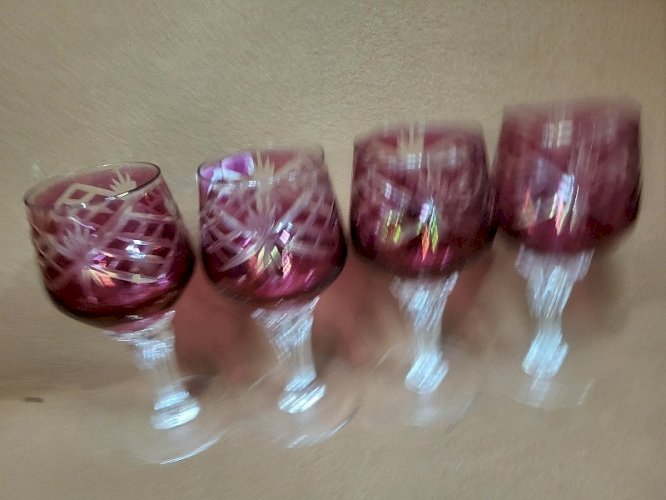 SERIE DE 4 VERRES A EAU ROUGE EN VERRE CISELE