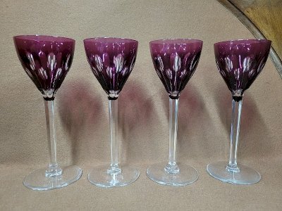 SERIE DE 4 VERRES A VIN MAUVE EN CRISTAL CISELE