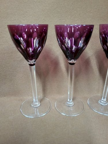 SERIE DE 4 VERRES A VIN MAUVE EN CRISTAL CISELE