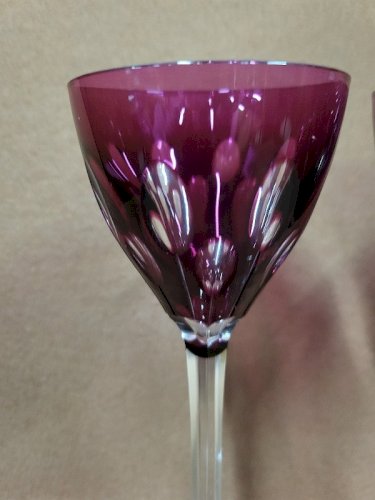 SERIE DE 4 VERRES A VIN MAUVE EN CRISTAL CISELE