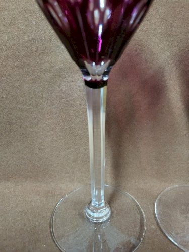 SERIE DE 4 VERRES A VIN MAUVE EN CRISTAL CISELE