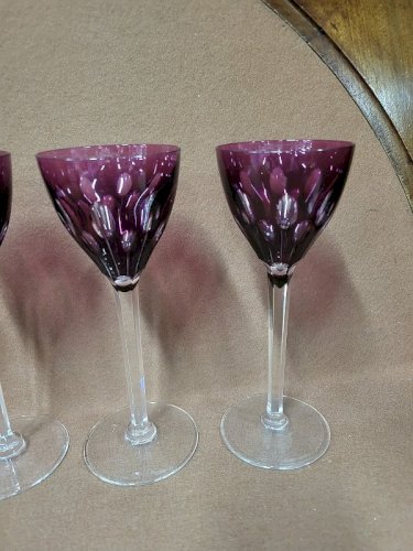 SERIE DE 4 VERRES A VIN MAUVE EN CRISTAL CISELE