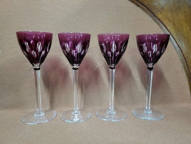 SERIE DE 4 VERRES A VIN MAUVE EN CRISTAL CISELE