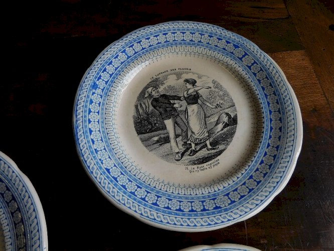 SERIE DE 5 ASSIETTES" LE LANGAGE DES FLEURS" CHOISY LE ROI