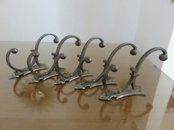 SERIE DE 5 GRANDS PORTE MANTEAU ART DECO, PATERES DOUBLES MURALES ANNEES 20 30