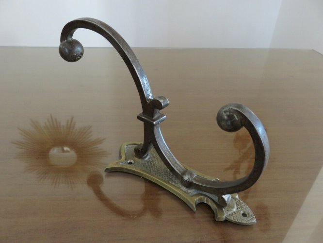 SERIE DE 5 GRANDS PORTE MANTEAU ART DECO, PATERES DOUBLES MURALES ANNEES 20 30