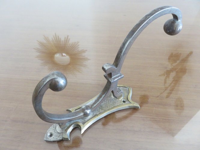 SERIE DE 5 GRANDS PORTE MANTEAU ART DECO, PATERES DOUBLES MURALES ANNEES 20 30