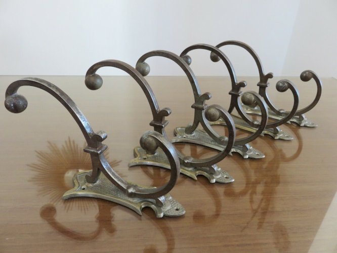 SERIE DE 5 GRANDS PORTE MANTEAU ART DECO, PATERES DOUBLES MURALES ANNEES 20 30