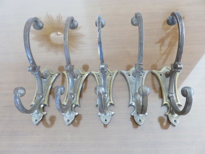 SERIE DE 5 GRANDS PORTE MANTEAU ART DECO, PATERES DOUBLES MURALES ANNEES 20 30