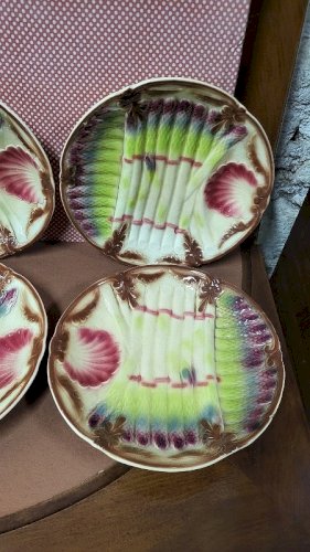 SERIE DE 6 ASSIETTES A ASPERGES EN BARBOTINE