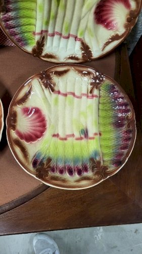 SERIE DE 6 ASSIETTES A ASPERGES EN BARBOTINE