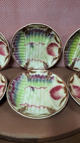 SERIE DE 6 ASSIETTES A ASPERGES EN BARBOTINE